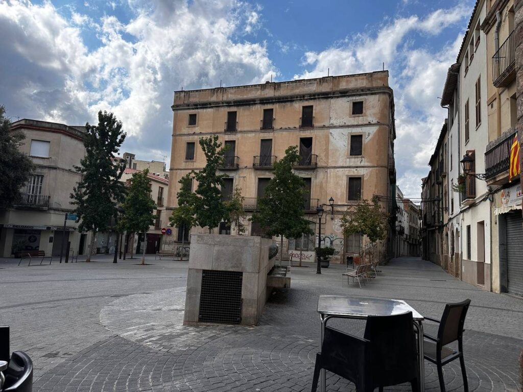 Rehabilitacio i canvi d'us a la Placa de les Fonts, Olesa de Montserrat, per Landmark
