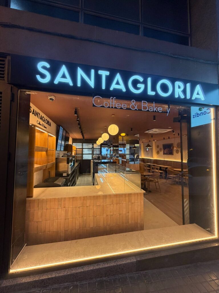 Santa Gloria Coffee & Bakery amb Condis integrat a Badalona, projecte de Landmark