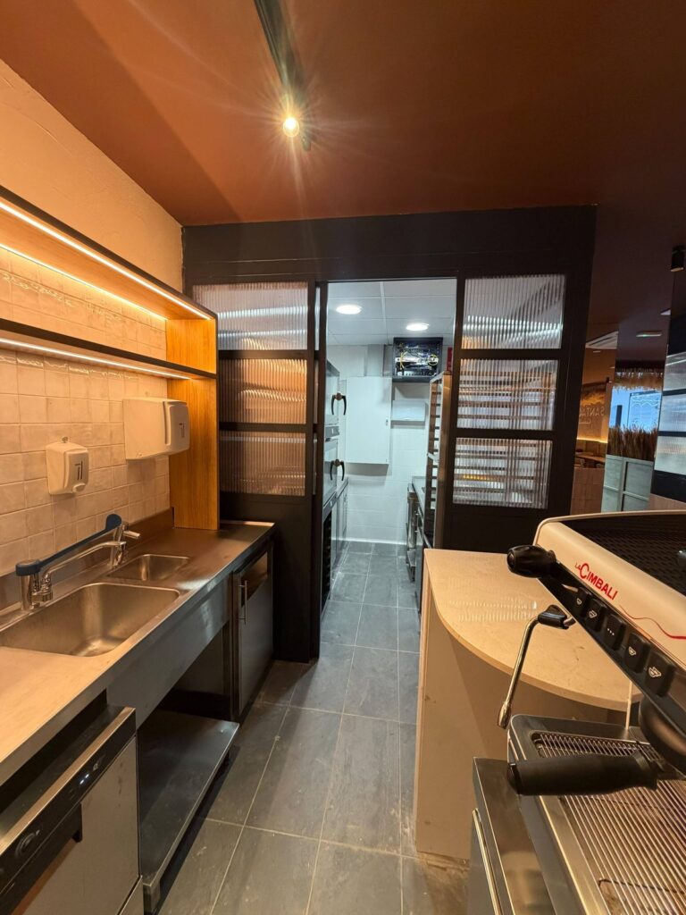 Santa Gloria Coffee & Bakery amb Condis integrat a Badalona, projecte de Landmark