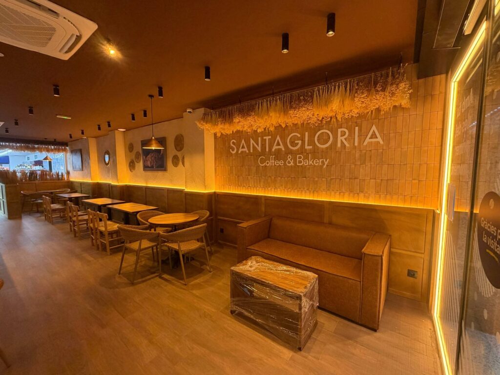 Santa Gloria Coffee & Bakery amb Condis integrat a Badalona, projecte de Landmark