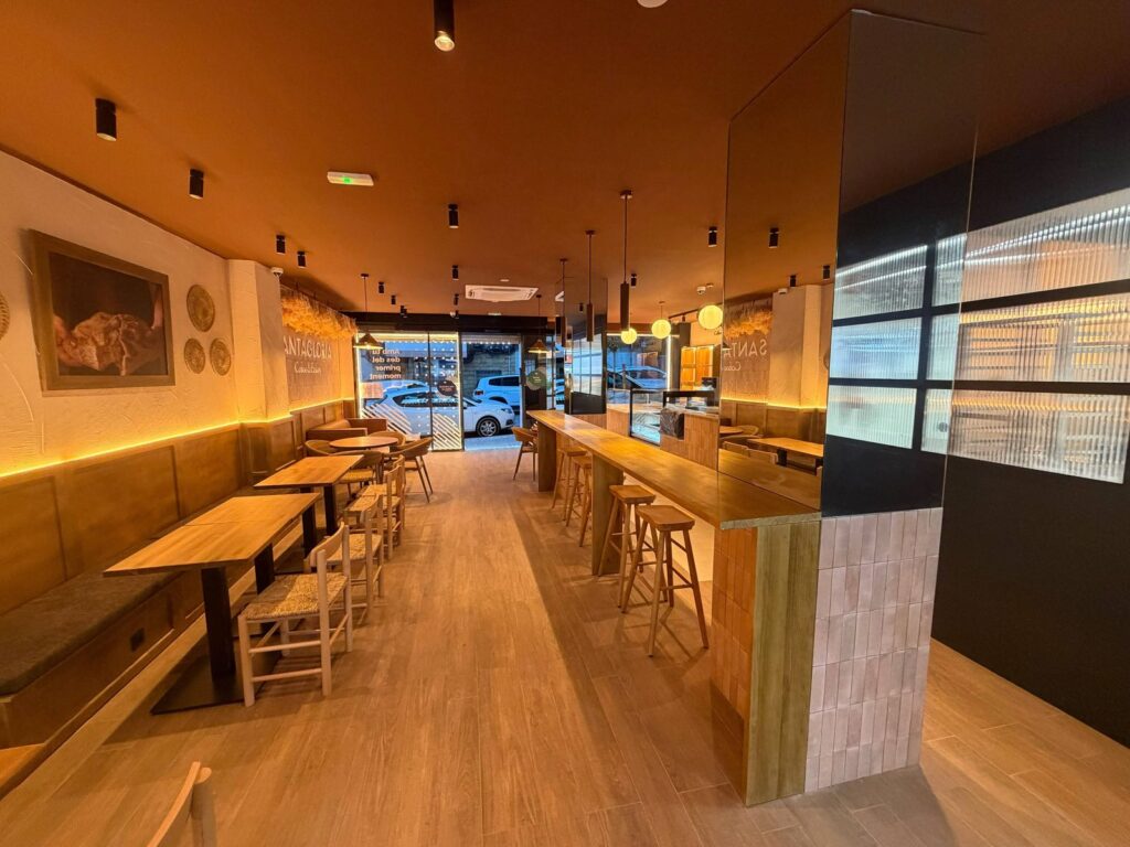 Santa Gloria Coffee & Bakery amb Condis integrat a Badalona, projecte de Landmark